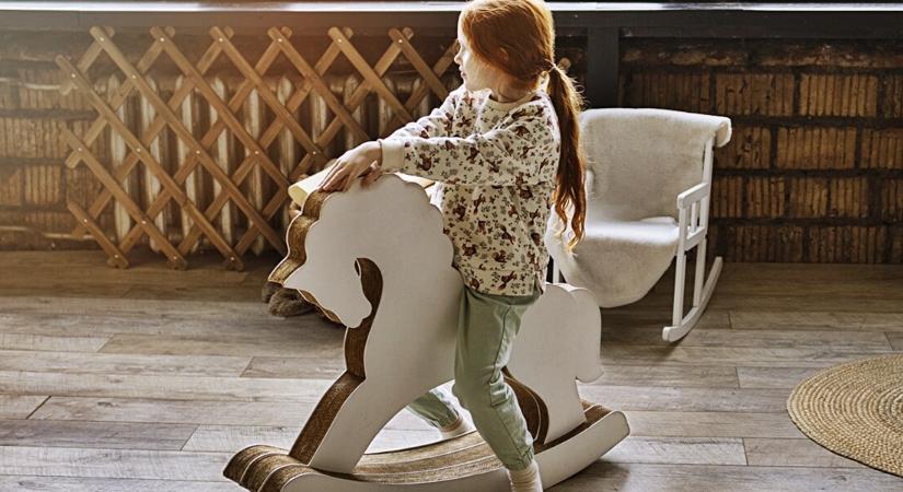 Miért nem megy ki a divatból a hintaló? 5 ok, amiért minden lakásban ott a helye