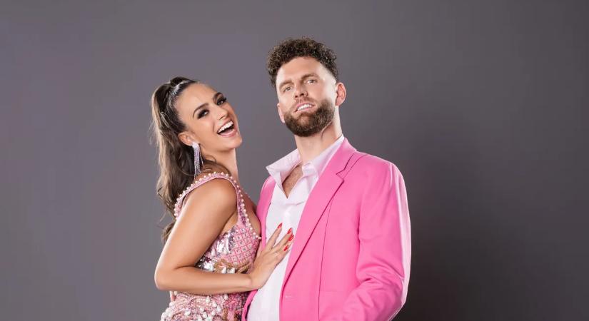 Egy szál melltartóban szexizik a Dancing with the Stars táncosa