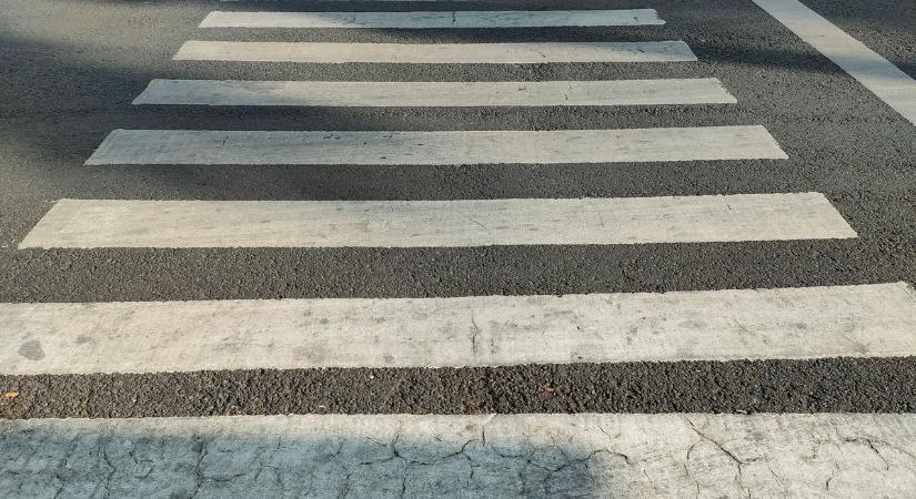 Gyalogosokat gázoltak el Győrben és Sopronban, mindegyikük megsérült