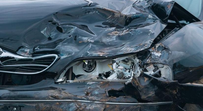 Véget ért a helyszínelés a Sándorfalvi úton, egy ember sérült meg a balesetben