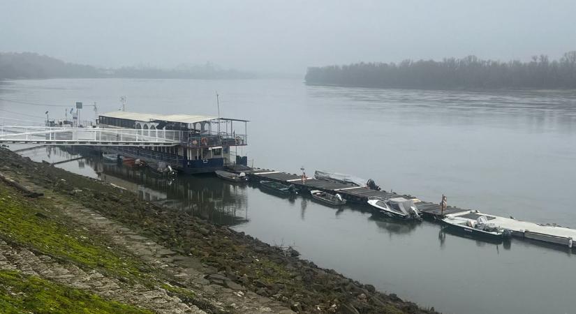 Kiszabadult fogságából a Dunaföldvárnál megfeneklett hajó