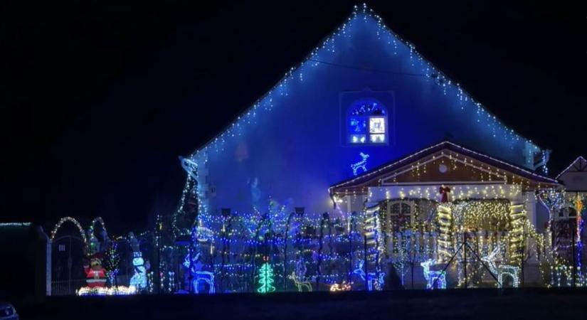 Olyan fényárban úszik egy ház a Tisza-tónál, hogy lehet még az űrből is látszik