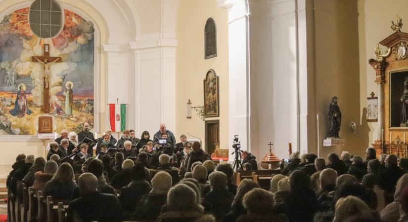 Lélekemelő dallamok a vegyeskar karácsonyi hangversenyén