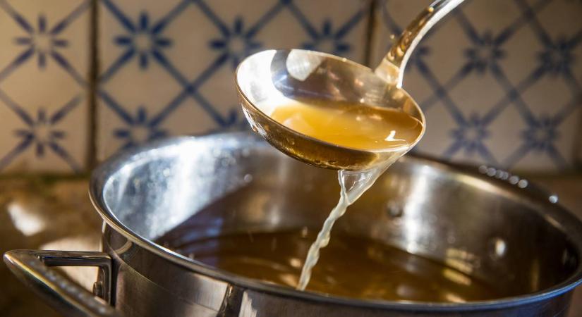 Nagymamáink titkos fűszere: ma már kevesen használják, pedig a húsleves lelke