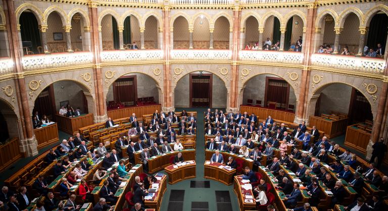 Orbán Viktor, mint köztársasági elnök, beteg bűnözők és lelőtt zebrák – erősen indult a rendkívüli ülés