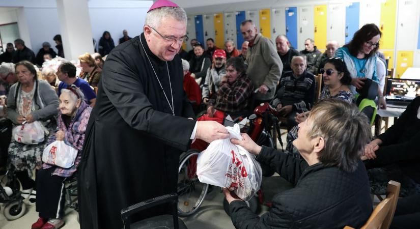 Hajléktalanok karácsonya Likócson: püspöki látogatás keretében ajándékoztak - XXL képgaléria
