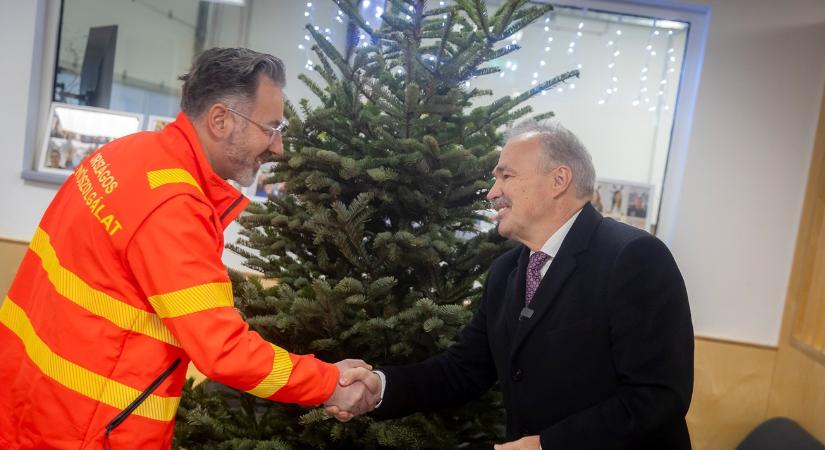 Na szia, mentő, neked is jut fenyőfa! VIDEÓ