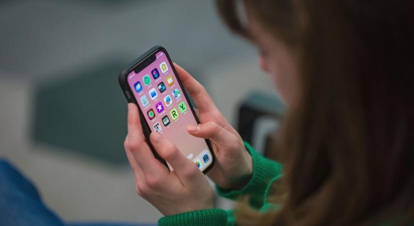 Gyereknek okostelefon karácsonyra? Ezeket a modelleket választják most a szülők