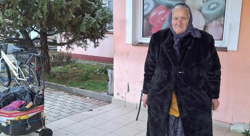 Gyűjtés indult Margit néniért és beteg fiáért – a fagyban is kosarakat árul a 84 éves asszony