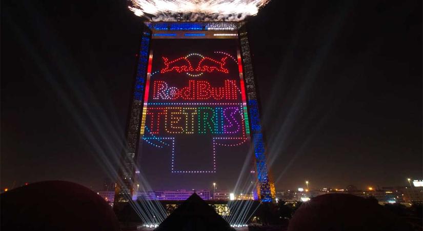 2800 darab RGB drón segítségével varázsolták az égre a világ eddigi legnagyobb Tetris játékát