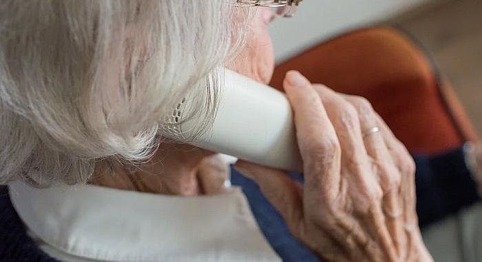 Ismét nyugdíjasokat vernek át telefonos csalók