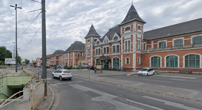 Kézen fogva sétált a nővel, majd közösült vele a vasútállomásnál egy bokorban, végül dühében szétkaszabolta a nő nemi szervét