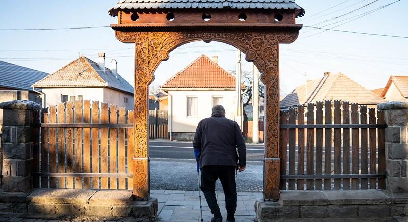 Kilépett Sepsiszentgyörgyről a Gondos óra: a környező falvakban is terjed az idősek védelmét szolgáló eszköz