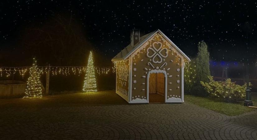 Ilyet még nem láttál: óriási mézeskalács ház Mezőlakon (galéria)