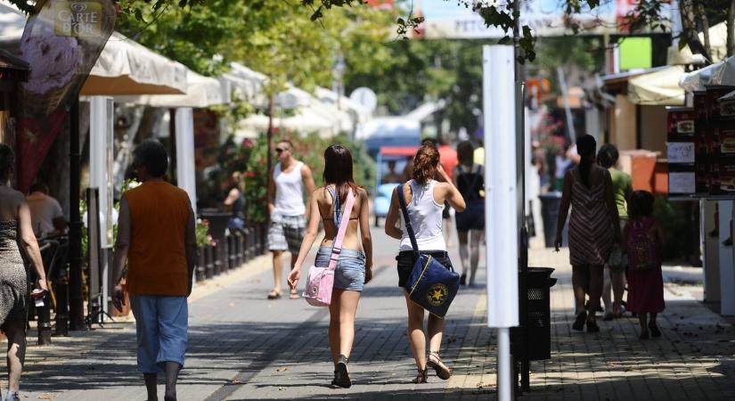 Összevertek és gázpray-vel lefújtak a biztonsági őrök az utcán egy férfit Siófokon