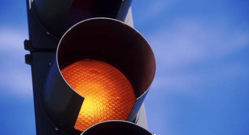 A legtöbb autós rosszul tudja ezt a közlekedési lámpák sárga jelzéséről – Az ORFK figyelmeztet