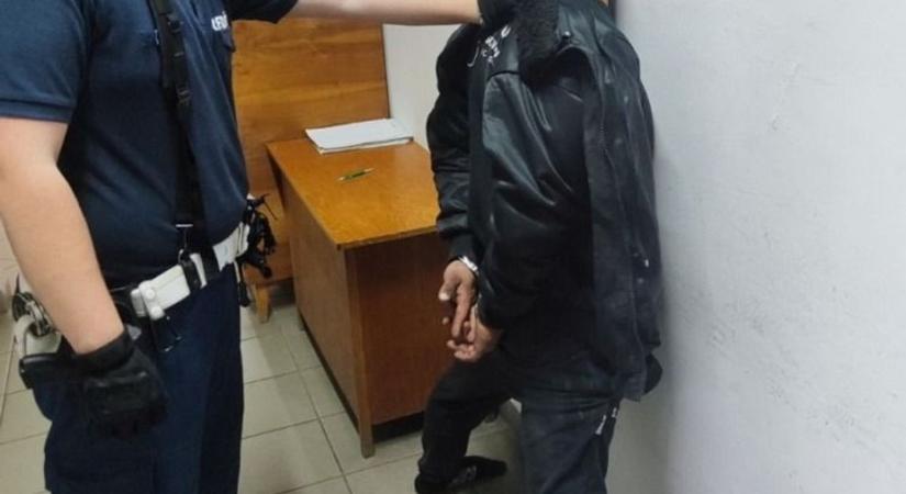 Fekete ruhás férfit találtak egy jásztelki autóban, valaki kihívta a rendőröket