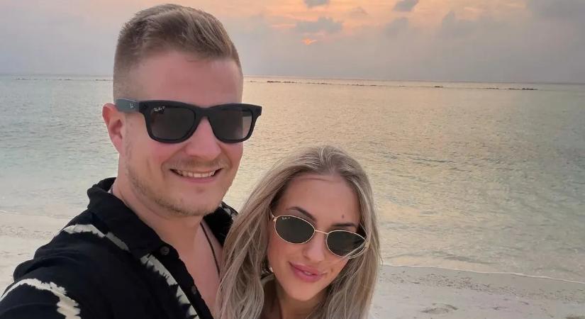 Elhangzott a boldogító igen, megkérte szerelme kezét a magyar influenszer, Halmi Bence