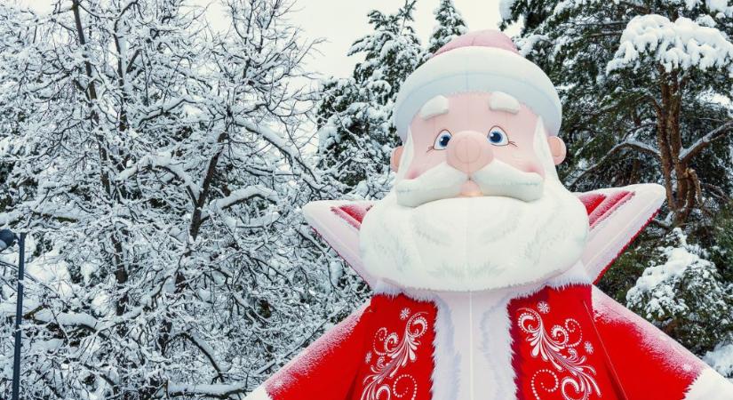 Egy hatalmas felfújható Mikulást loptak el a tolvajok egy családi karácsonyfa-telepről