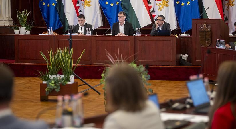 Csőd, jogállam, handabanda: puskaporos hangulatban vitáztak Budapest büdzséjéről