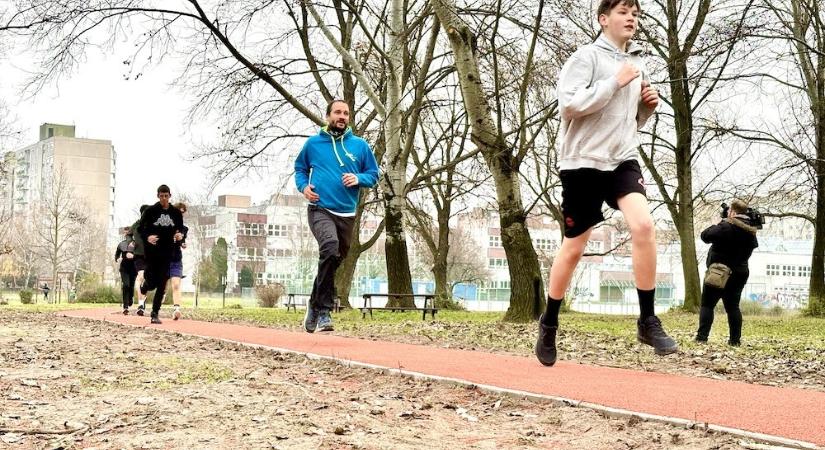 Sportos politikusok, rekortán burkolat - átadták a Marcalvárosi Kiserdőben a futópályát