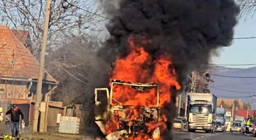 Kigyulladt a nyergesvontató Felsőháromszéken, kilométeres a sor a 11-es országúton