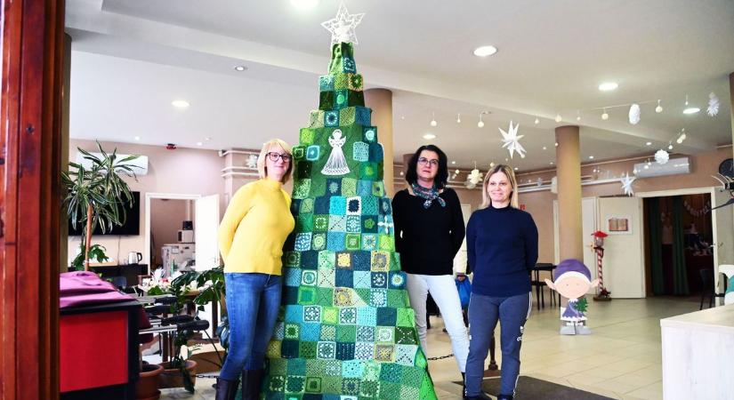 Már a bejáratnál megállít: horgolt karácsonyfa díszíti a Varsány Közösségi Házat