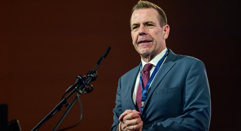 „Jobb órákon át tárgyalni, mint egy másodpercig lőni” – a Patrióták EP-képviselője kemény üzenetet küldött Brüsszelnek