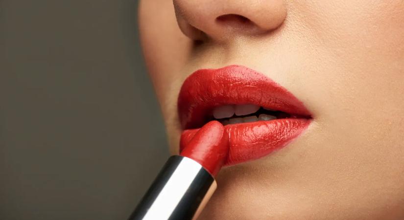 A 2025-ös karácsonyi sminkek sztárja: így lehet igényes és tartós a piros rúzs az ajkaidon