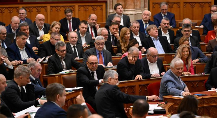 Döntött a parlament: segélyhitelt kérhet a főváros