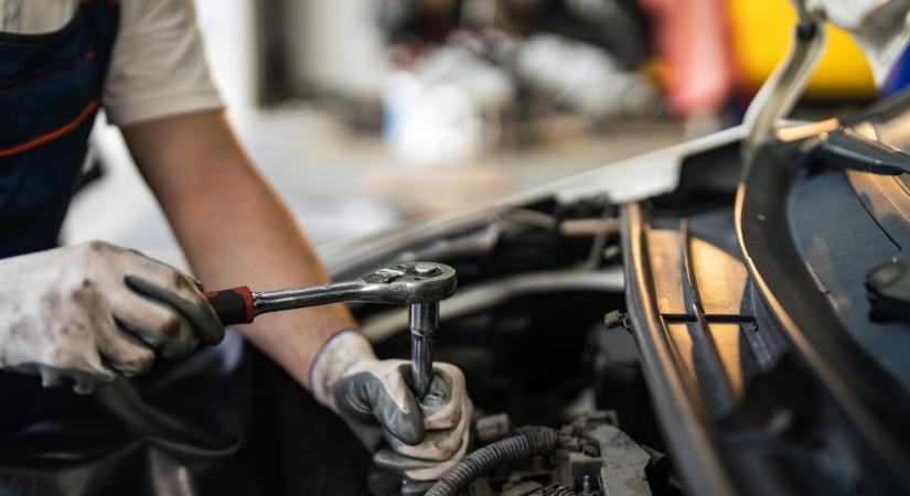 Kifizették a drága motorcserét az autószerelőnek, de új motorok helyett kilopták a kocsijaikból a jó alkatrészeket