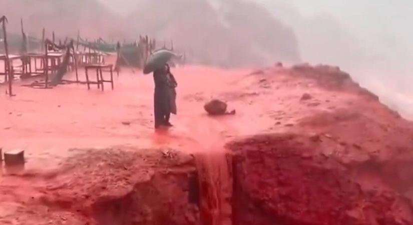 Vérvörös áradat hömpölygött egy iráni szigeten – videó