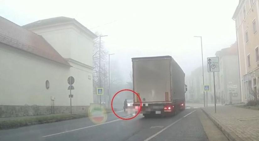 Lassítás nélkül hajtott át a zebrán – rendőri intézkedés Zircen