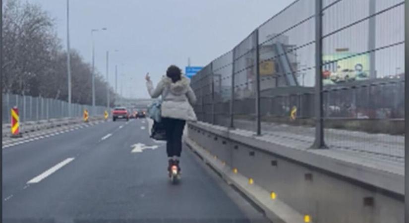Egy rollerest kaptak el az autópályán – elképesztő videót tettek közzé
