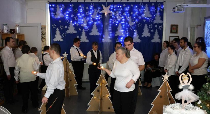 Megható ünnepség Kaposváron: karácsonyi műsort adtak az értelmi sérült fiatalok