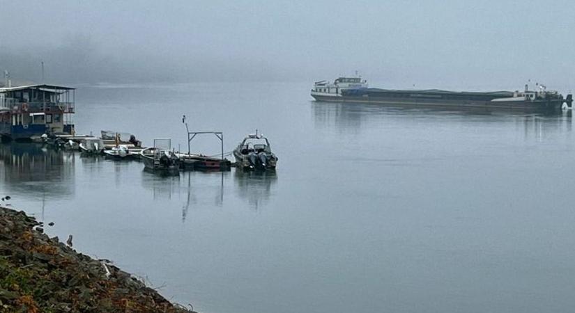 Sikerült kiszabadítani a Dunaföldvárnál megfeneklett szlovák hajót