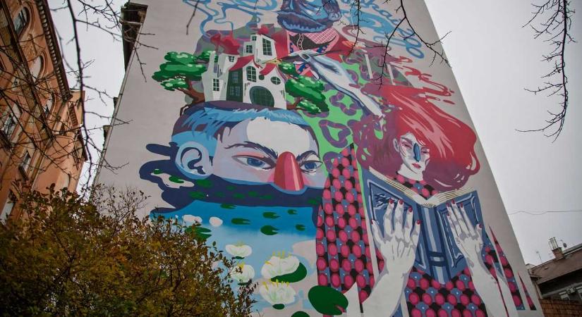 Hatalmas tűzfalfestmény ábrázolja Jókai Mór írót és világát