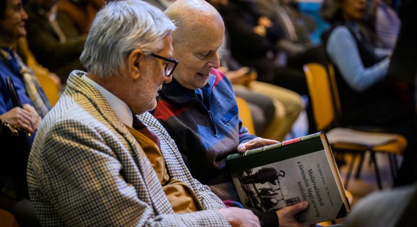 Madarak, történetek és eltűnt világok egy különleges könyv lapjain