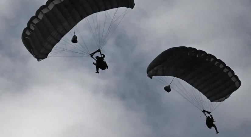 Tragédia a levegőben: fatális hiba miatt vesztette életét két ejtőernyős