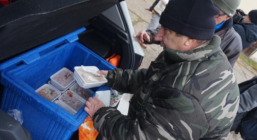 Újra meleg étellel látják el a komáromi hajléktalanokat a civilek