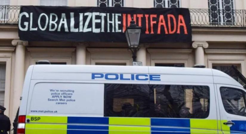 A brit rendőrség letartóztatásokat fog végrehajtani a „globalizáljátok az intifádát” jelszó miatt