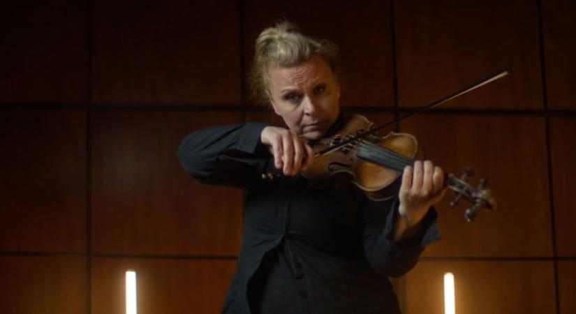 INSTRUMENT – Szirtes Edina Mókus