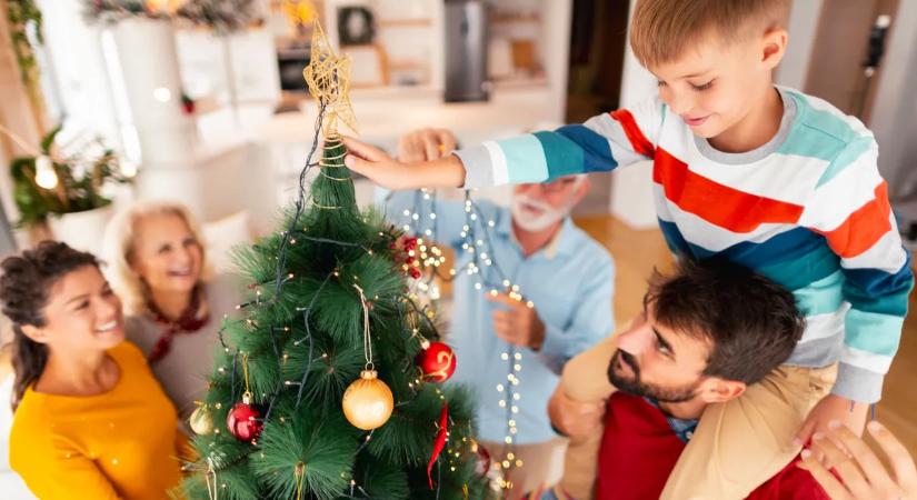 Személyiségteszt: ki teszi fel a csúcsdíszt a karácsonyfára? Sokat elárulhat a családi dinamikáról
