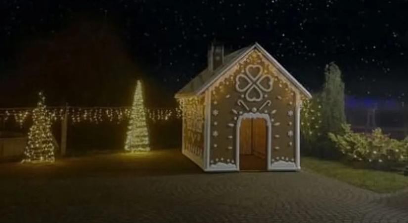 Ilyet még nem látott: óriási mézeskalács ház jelent meg egy magyar faluban