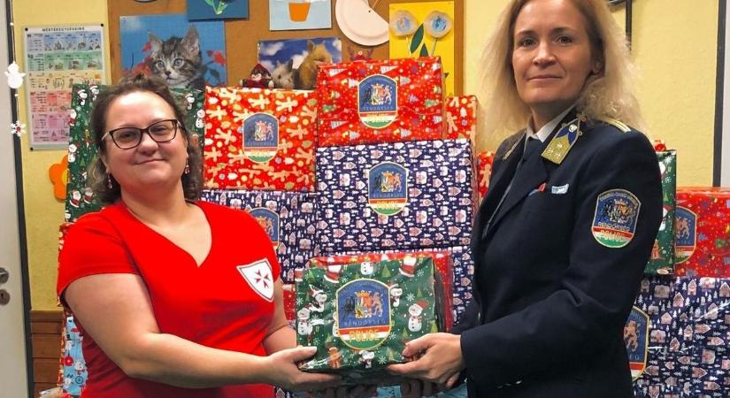 Az összefogás csodája: közel negyven doboznyi ajándékot adtak át vármegyénk rendőrei