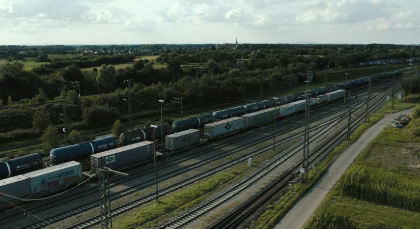 Tárgyalóasztalhoz hívja a fuvarozói szervezeteket az ÉKM