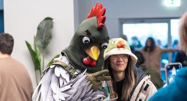 Kakas, lángok és Counter-Strike - Képeken a StarLadder Budapest Major