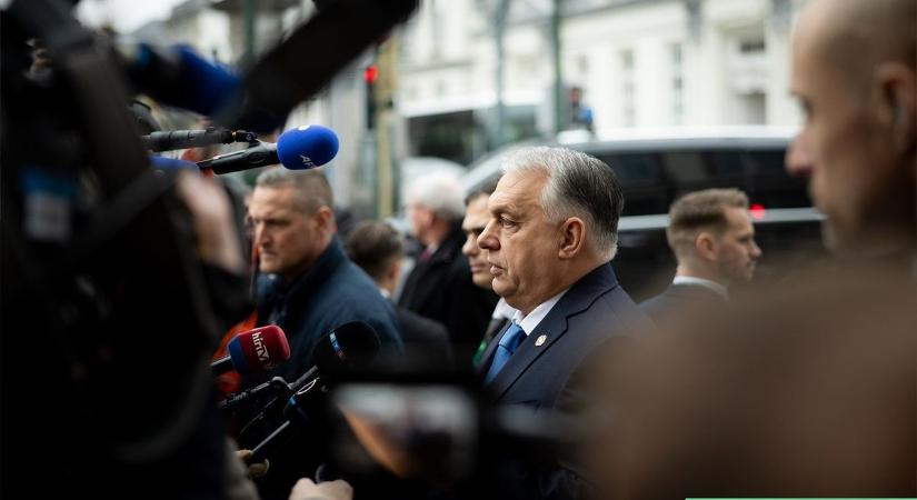 Ezt látni kell: körberajongták az újságírók, mindenki Orbán Viktorra volt kíváncsi Brüsszelben (FOTÓ)