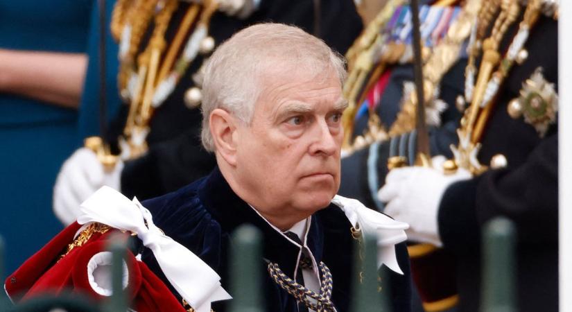 A kegyvesztett András herceg magányosan lovagolt az esőben, míg a palota ünnepelt