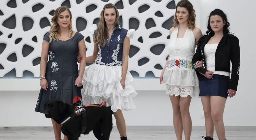 „Mi is a részei vagyunk a világnak” – fogyatékossággal élő modellek vonulnak végig a kifutón